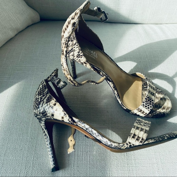 Almost brand new MK strappy sandles. Size: 5.5 OR size 6 with narrow feet. - Picture 8 of 8